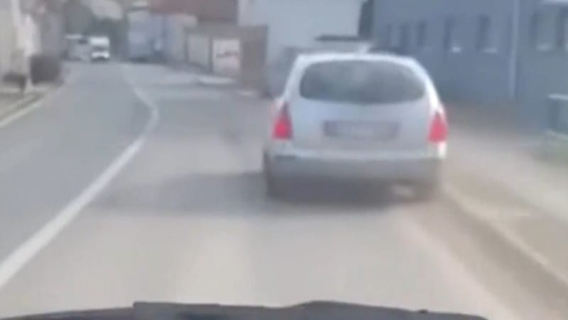 Řidička na Plzeňsku zkolabovala a auto zběsile kličkovalo, ukazují záběry. Zasáhli dva mladíci