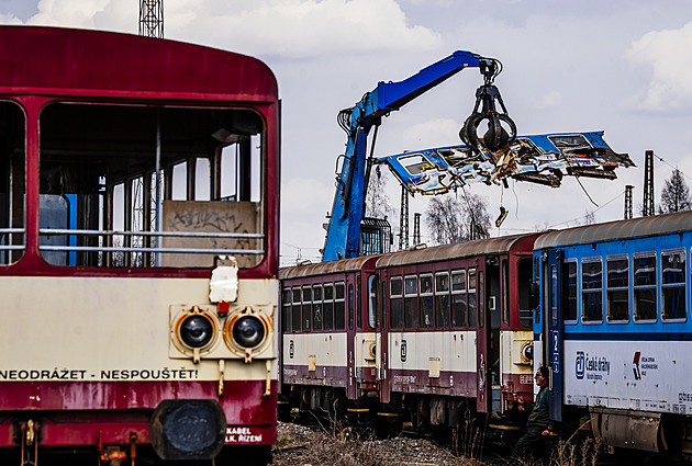 Muzeum koroze a graffiti galerie pod širým nebem. Život vlaků končí v České Třebové