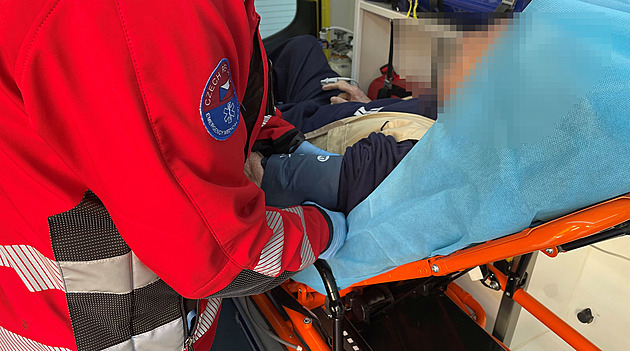 Drama v Beskydech. Skialpinistu zradilo srdce, záchranu komplikoval hluboký sníh