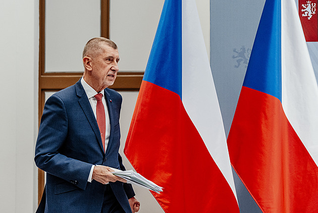 Hrozná ostuda, ke státní vlajce se chovají jako ke kusu hadru, tepe opozice vládu