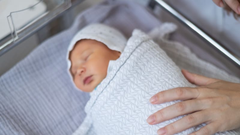 Překotný porod na Brněnsku: Valentýnce na svět pomohl tatínek, asistoval jen operátor