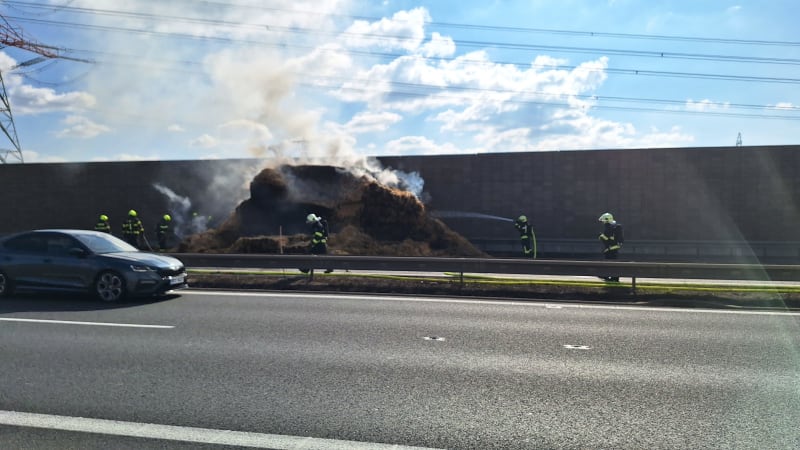 Hořící sláma zkomplikovala provoz na dálnici D8. Požár omezil provoz, není to jediný problém
