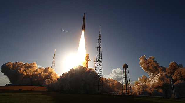 Lidé po 54 letech vyrazili k Měsíci. Čtyři astronauté jej při historické misi obletí