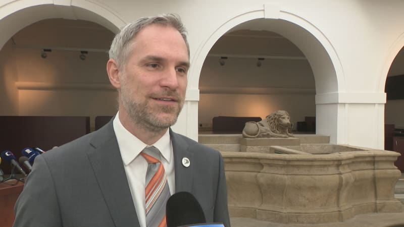 Politické strany v červených číslech: Kolik daly za kampaň a kdo si musel půjčit miliony?