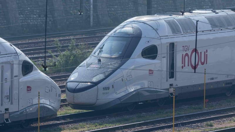 Rychlovlak TGV smetl ve Francii kamion. Strojvůdce zemřel, mnoho lidí je zraněných