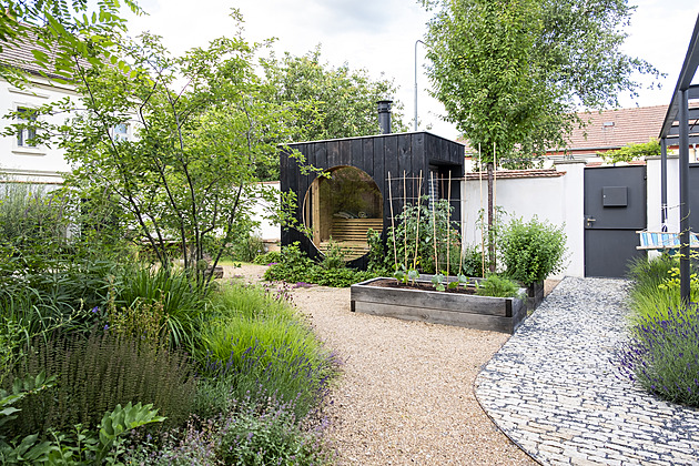 Jak na zpevněné cesty, kostru zahrady. A Lefflerův návod na položení nášlapů