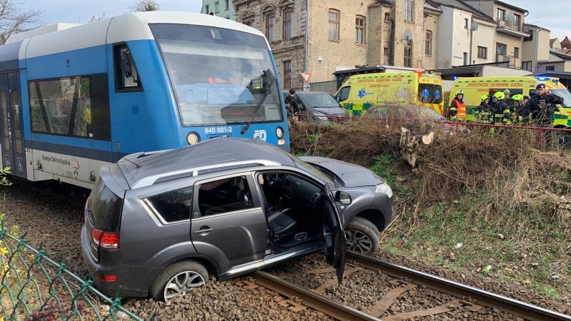 Vlak v Jablonci smetl vůz se čtyřmi lidmi, na místě jsou zranění. ČD omezily dopravu