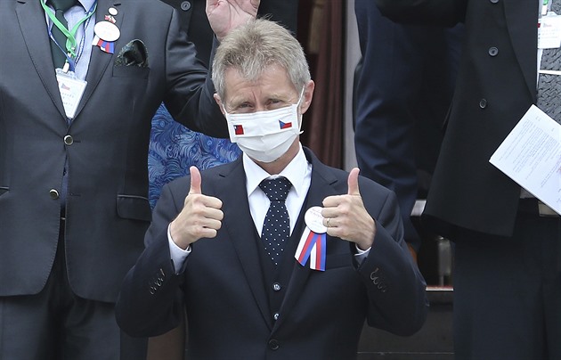 Pro návrh, že Vystrčil na Tchaj-wan patří, hlasovali i čtyři vládní poslanci