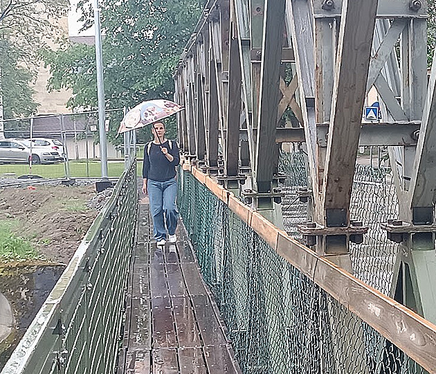 Cyklisté staví kola na zadní, s nákupem neprojdete. Úzká lávka drásá lidem nervy
