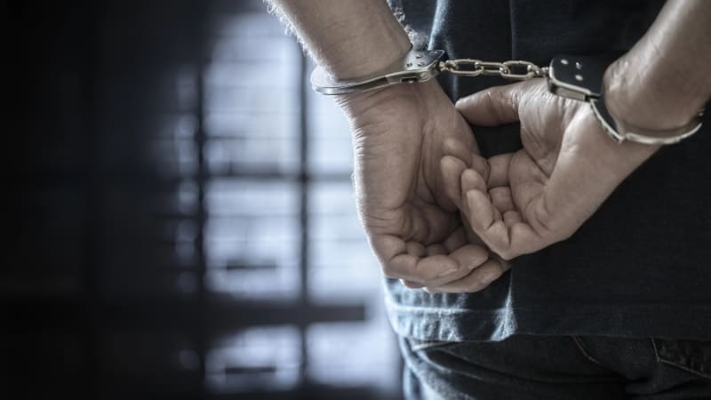 V parku v Turnově se měl pokusit znásilnit ženu. Policie dopadla podezřelého útočníka