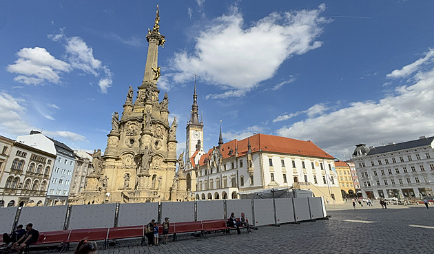 Sloup Nejsvětější Trojice je po dvou letech bez lešení, drobné opravy pokračují