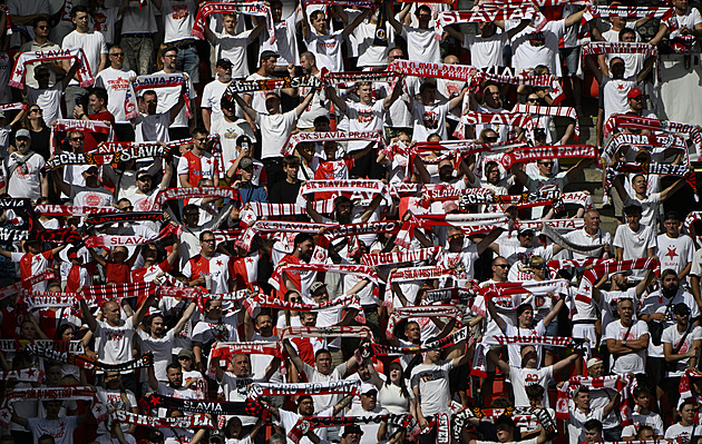 Nejenom v Edenu fanoušci protestovali. Tribuna Sever pískala na vlastní příznivce