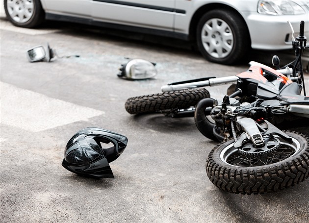 Hromadná nehoda na Písecku. Srážka pěti aut a motorkáře uzavřela most přes Orlík