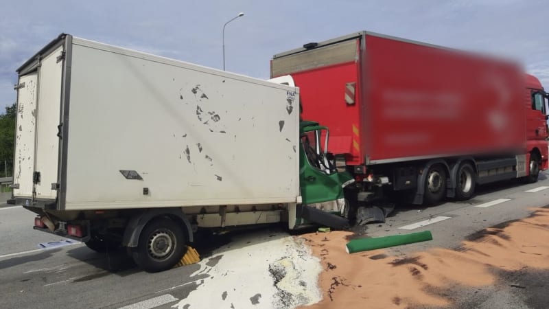 Vážná dopravní nehoda na Pražském okruhu: Zasahoval vrtulník, hasiči vyprošťovali zraněného