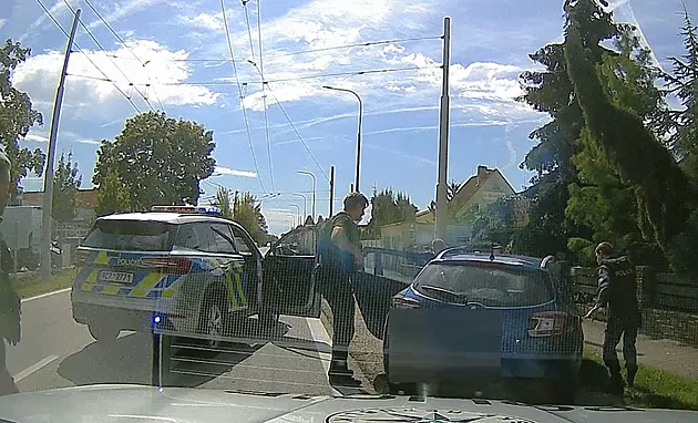 S kradeným zbožím zloději ujížděli v odcizeném autě, dlouho však policii neunikali
