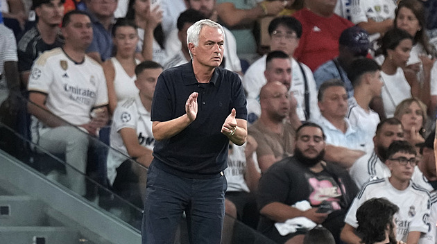 Real na úvod LM vyhrál, přesto fanoušci pískali. A Mourinho si rýpl do legendy
