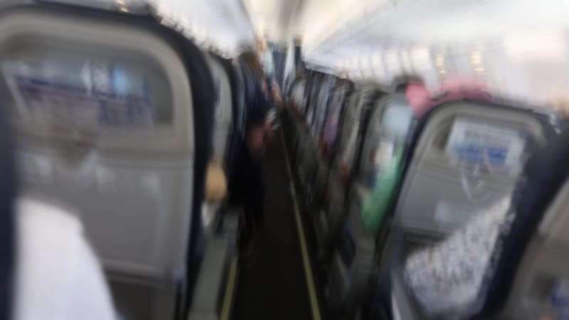 Drama v letadle: Poškozený Boeing se začal rozpadat, video ukazuje paniku v kabině