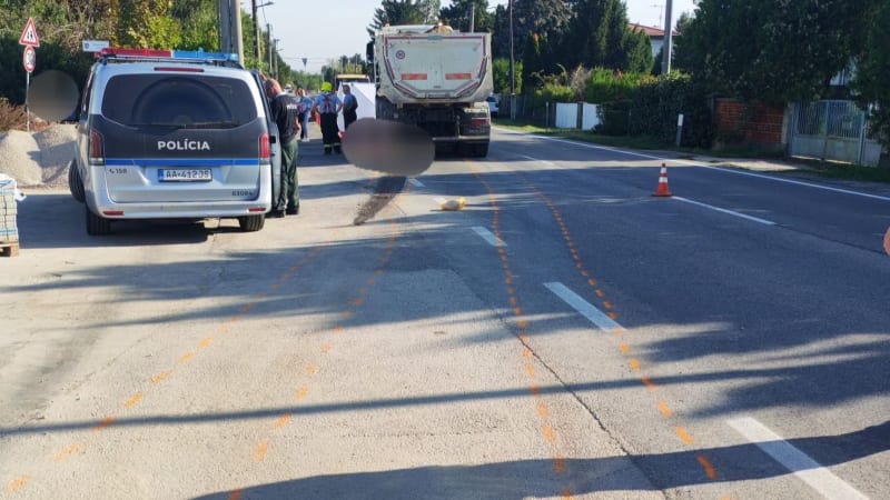 Nákladní vozidlo srazilo na chodníku seniorku. Ošklivý střet v Kvetoslavově nepřežila