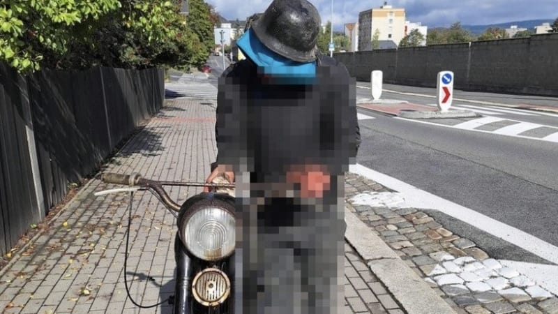 Bizár v Jablonci: Vedl motorku, na hlavě měl kotlík. Zloděj neunikl pozornosti policie