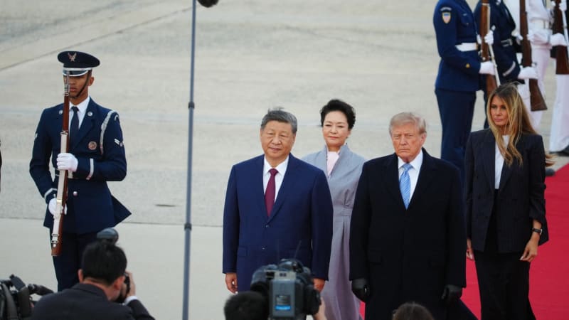 Přelet bombardérů a kapela. Trumpovo divadlo darovalo Číně nečekaný triumf, tvrdí kritici