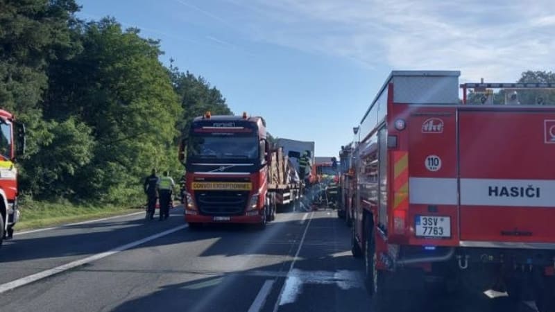 Vážná nehoda náklaďáků na D11: Ve vraku auta je zaklíněný člověk, na místo letí vrtulník