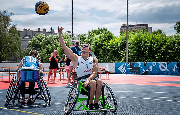 Po nehodě začal sportovat i reprezentovat. Grmela rehabilituje i na čtyřkolce
