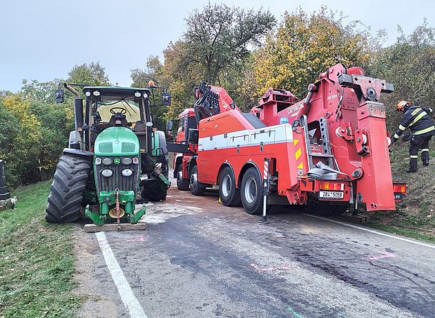 Cybertruck v zatáčce vytlačil škodovku a střetl se s traktorem, škoda je za miliony