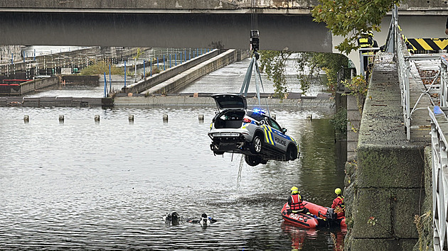 Policejní auto spadlo do Vltavy, posádka a zachránce potřebovali ošetřit