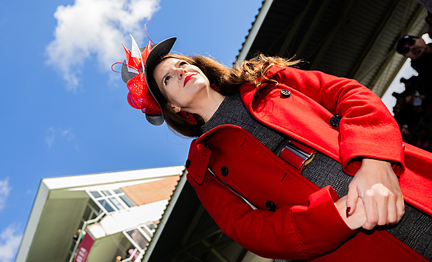 OBRAZEM: Elegance na Velké pardubické. V kloboucích se předvedli dámy i pánové