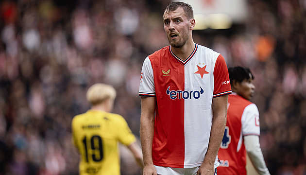Slavia - Hradec 0:0, málo šancí i střel, pak domácí potopil Chorý, jenž byl vyloučen