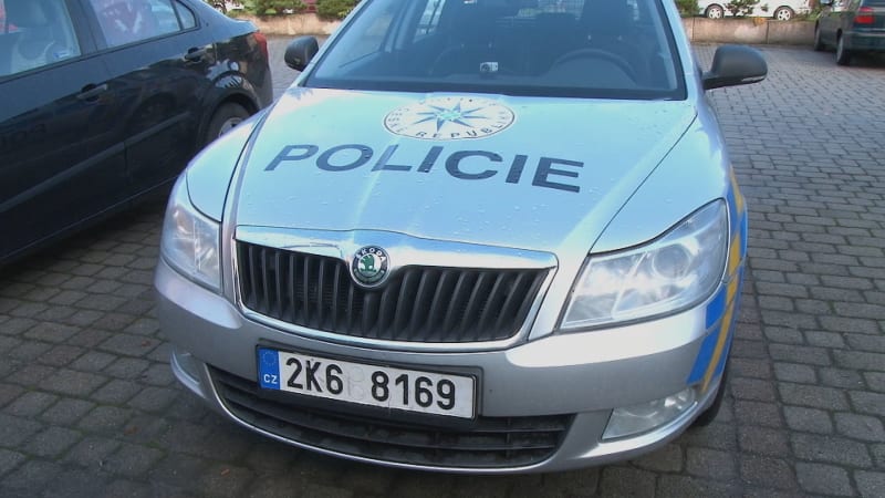 Vážná nehoda na D8 u Mělníka: Řidič skončil v nemocnici, dálnice je ve směru na Prahu uzavřená