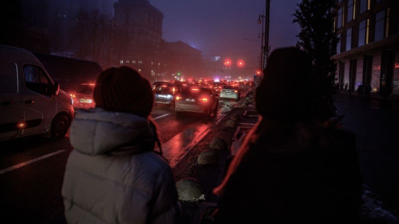 Rozsáhlé ruské útoky: V Kyjevě zemřela 21letá dívka, zásah dostalo i metro