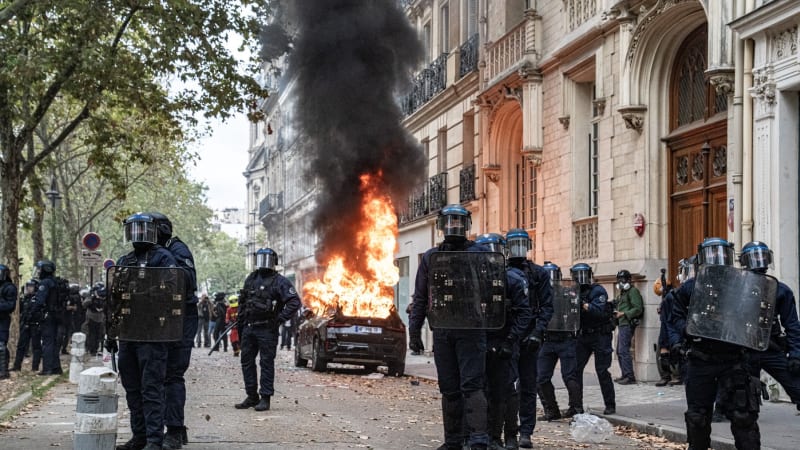 Trapas, vysmívají se studenti policii ve Francii. Tajné „boží heslo“ je symbolem protestů