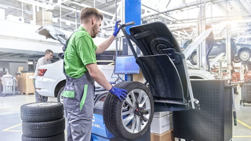 Zimní pneumatiky PŘEHLEDNĚ: Kdy přezout, jak poznat starou sadu a kam dát lepší gumy
