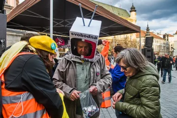 Lidé v Brně a dalších městech se sešli, aby podpořili ČT a ČRo