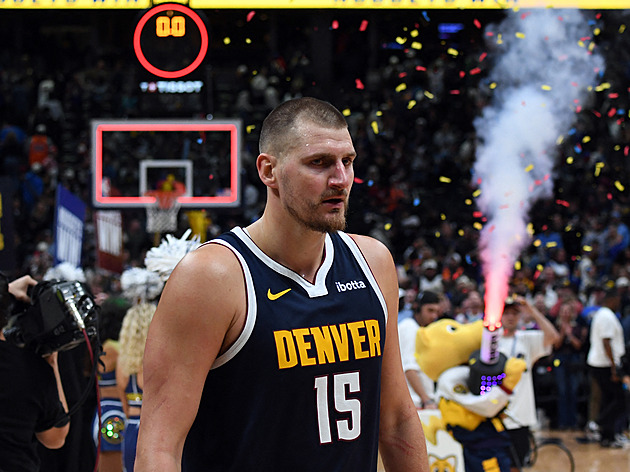 Jokič a Murray řídili obrat Denveru, Sixers se obešli i bez LeBrona. Zastřílel si Booker